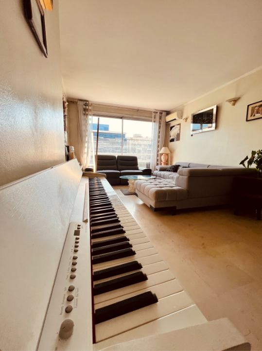Vue du séjour avec piano et espace détente
